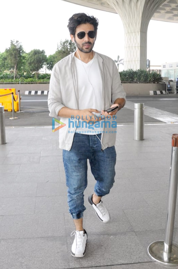 deepika padukone ranbir kapoor sunny leone and others snapped at the airport 4 2