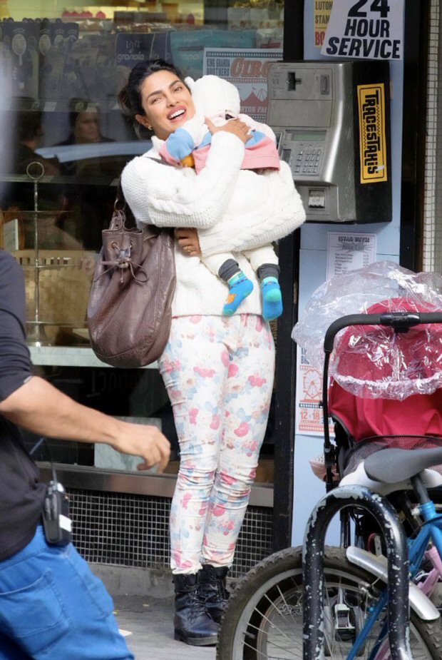 FIRST PIC LEAKED Priyanka Chopra shoots with a baby for Farhan Akhtar’s The Sky Is Pink (see pics) FIRST PIC LEAKED Priyanka Chopra shoots with a baby for Farhan Akhtar’s The Sky Is Pink (see pics)
