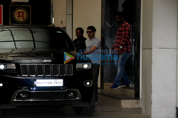 farhan akhtar spotted at the gym in bandra 3