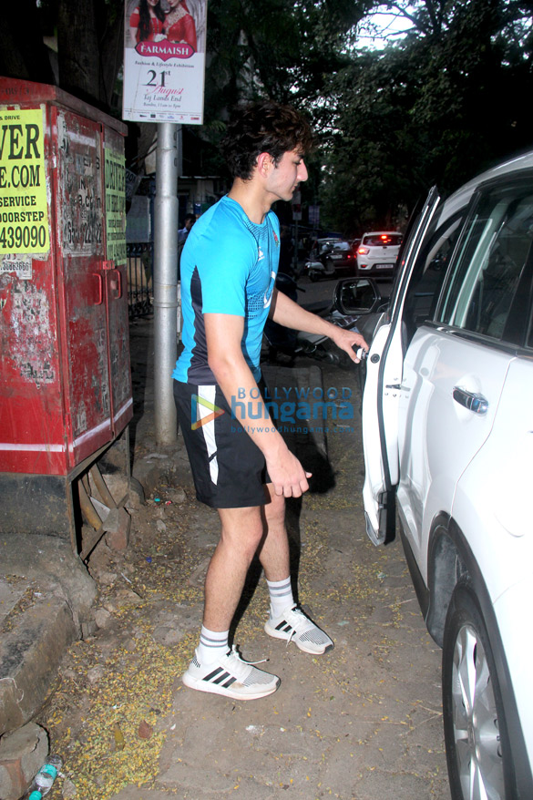 ibrahim ali khan spotted in bandra playing cricket 6