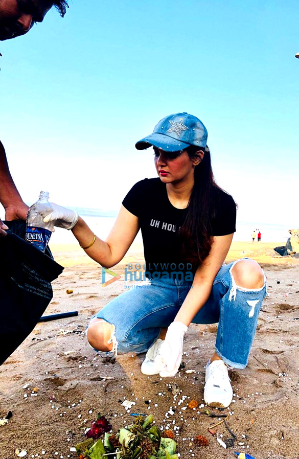ihana dhillon supports the swachh bharat campaign for the cleaning up of juhu beach 6