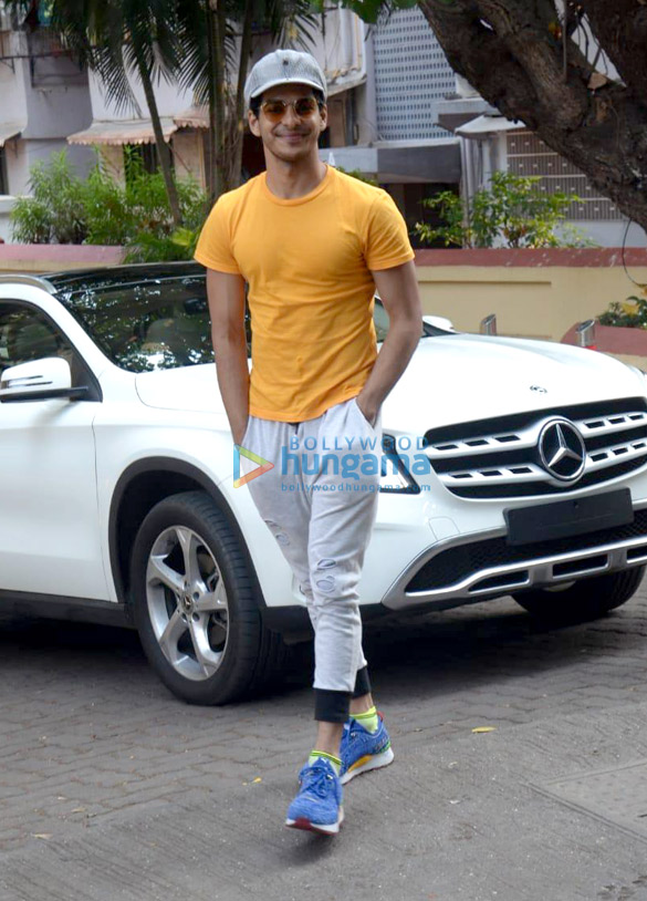 ishaan khatter flaunts his new car at matrix office in bandra 4