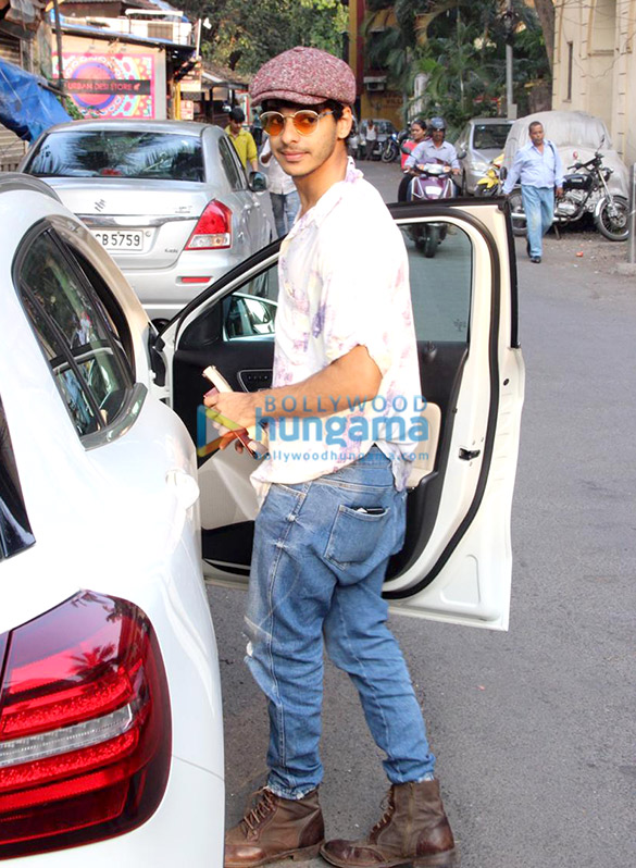 ishaan khatter spotted at a cafe in bandra 4