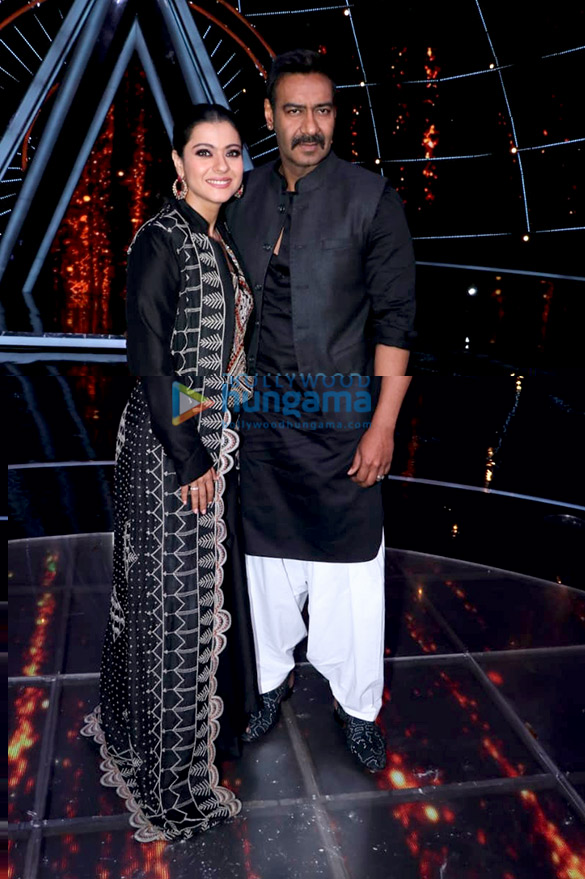 Kajol-and-Ajay-Devgn-snapped-promoting-Helicopter-Eela-on-the-sets-of-Indian-Idol-101-2