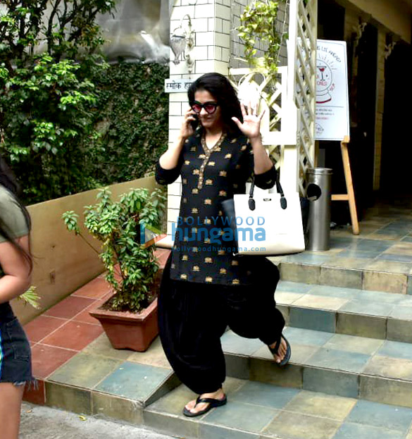 kajol and her daughter snapped post lunch date in bandra 4