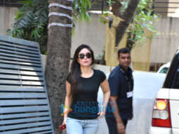 Kareena Kapoor Khan spotted at Karisma Kapoor’s house