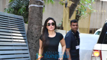 Kareena Kapoor Khan spotted at Karisma Kapoor’s house
