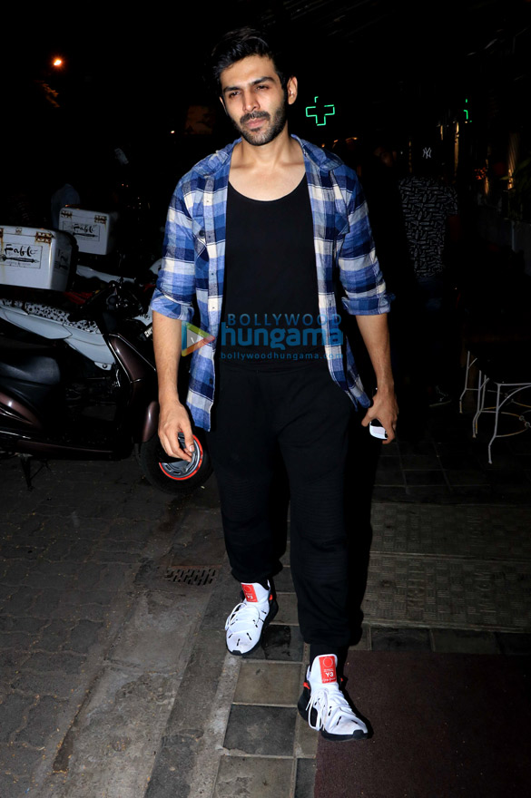 kartik aaryan spotted at fable in juhu 3