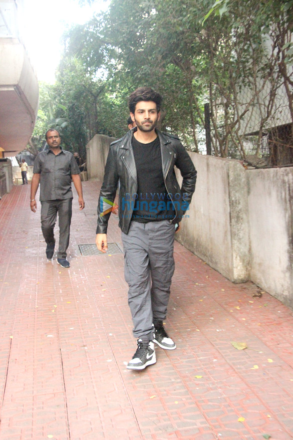 kartik aaryan spotted at link road 2