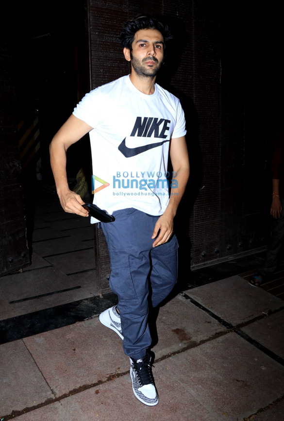 Kartik Aaryan spotted in Juhu Kartik Aaryan spotted in Juhu