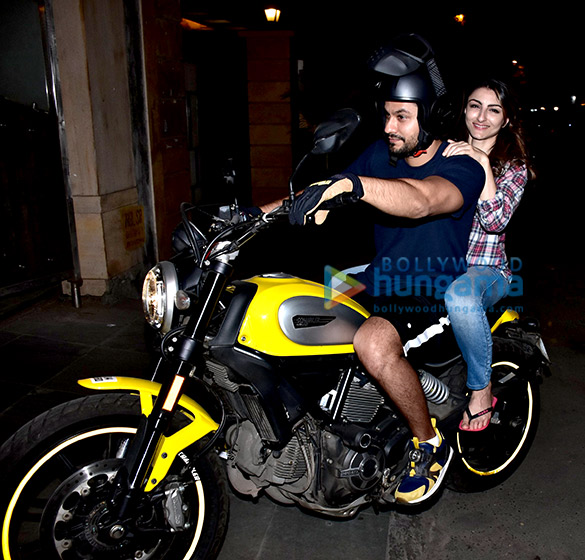 Kunal Khemu, Soha Ali Khan and Randhir Kapoor spotted at Kareena Kapoor Khan’s residence Kunal Khemu, Soha Ali Khan and Randhir Kapoor spotted at Kareena Kapoor Khan’s residence
