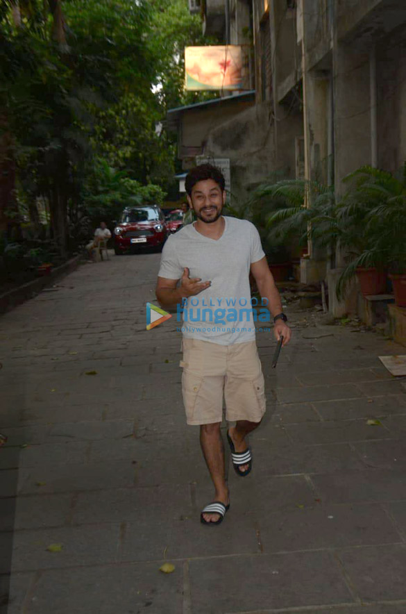 kunal khemu snapped in khar 4