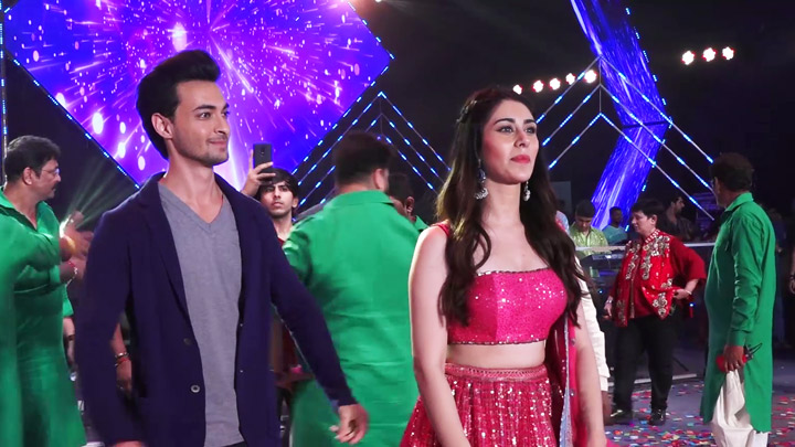 Loveyatri Actor Aayush Sharma & Warina Hussain Celebrating Navratri