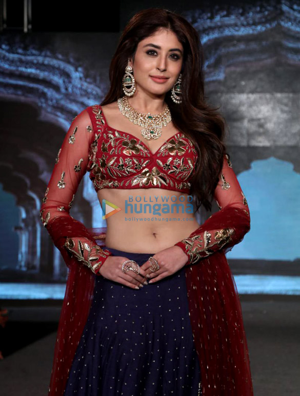malaika arora jacqueline fernandez and sonal chauhan walks the ramp at the wedding junction fashion show5 1