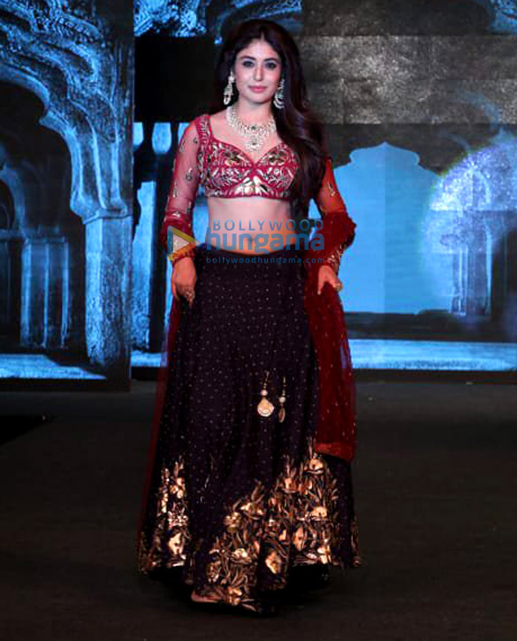 malaika arora jacqueline fernandez and sonal chauhan walks the ramp at the wedding junction fashion show5 2