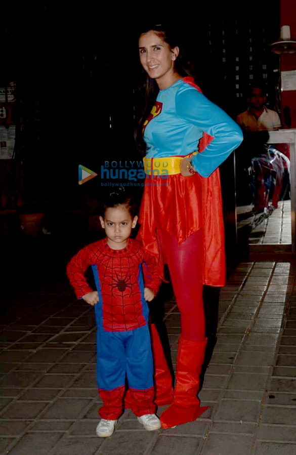 pragya kapoor and her son spotted at aayush sharmas house for ahils halloween bash 3