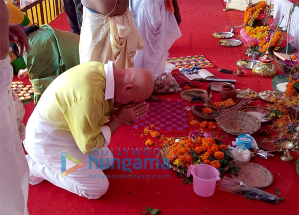 rakesh roshan visits biswajeet sarbojoneen durgotsav for blessings 1