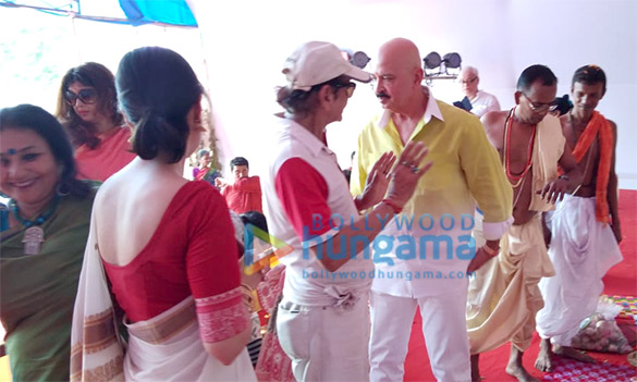 rakesh roshan visits biswajeet sarbojoneen durgotsav for blessings 4