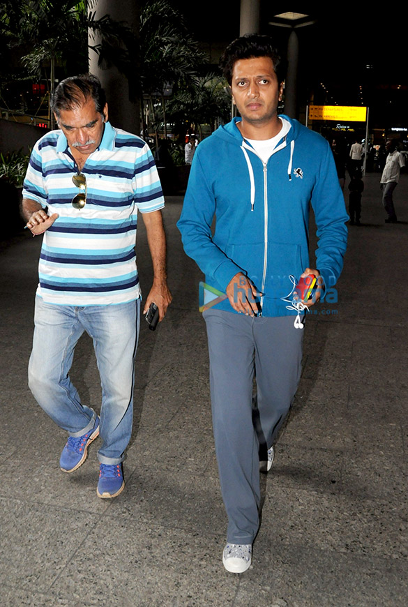 ranveer singh deepika padukone and others snapped at the airport 4 3