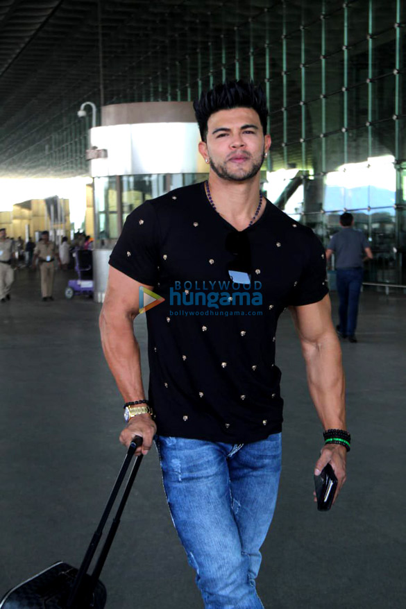 ranveer singh deepika padukone and others snapped at the airport 7 2