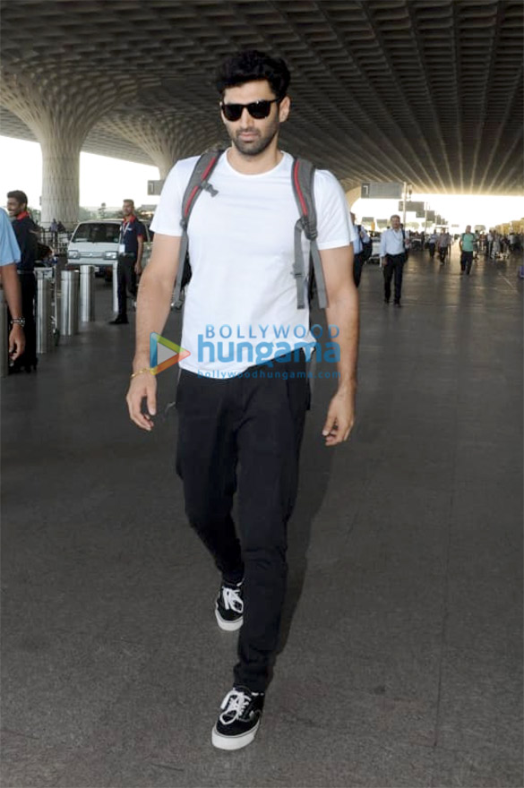 shah rukh khan kajol malaika arora and others snapped at the airport 6