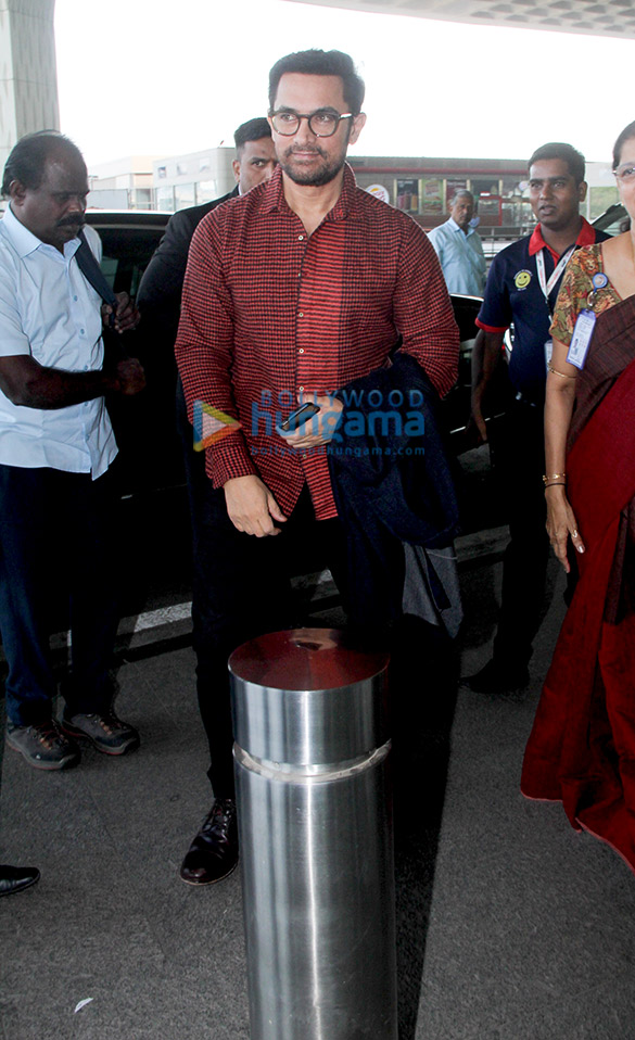 shah rukh khan kajol malaika arora and others snapped at the airport2 2