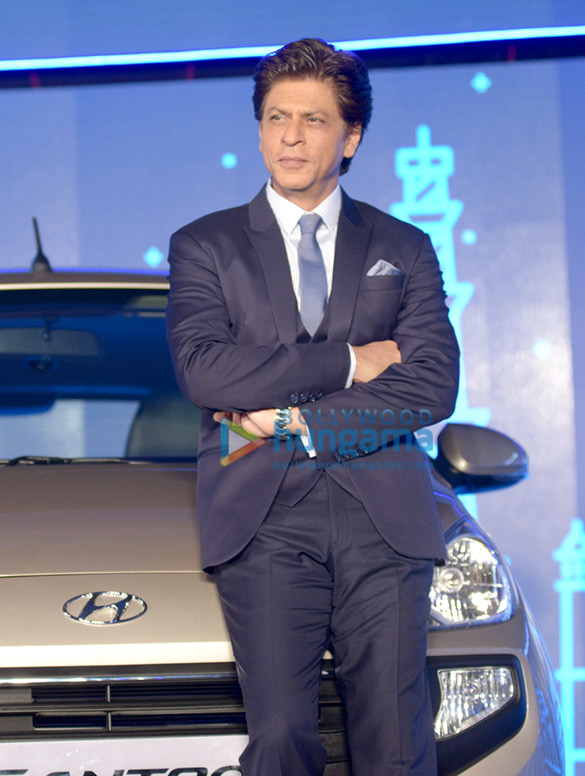 shah rukh khan graces the launch of the new santro 2