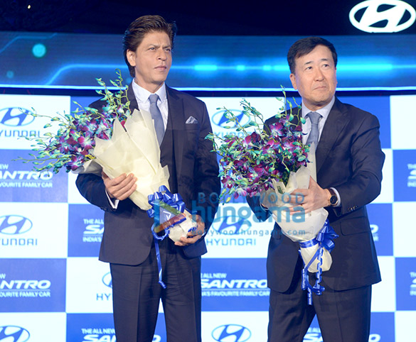 shah rukh khan graces the launch of the new santro 3