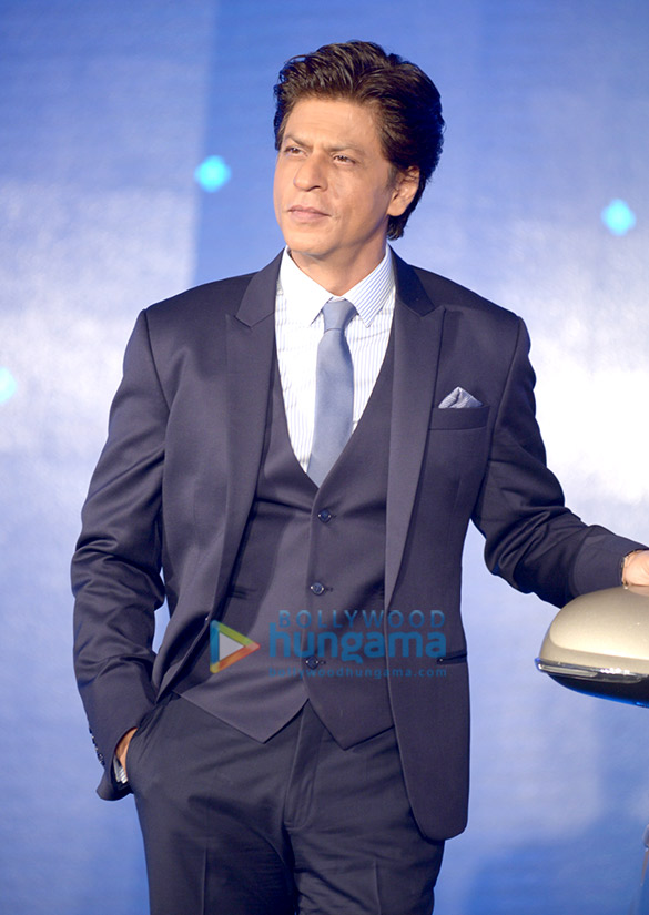 shah rukh khan graces the launch of the new santro 6