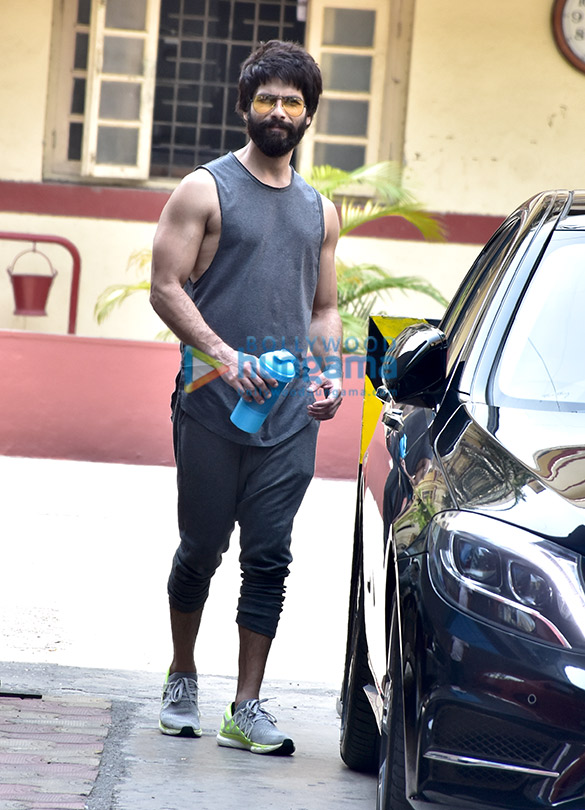 shahid kapoor snapped outside the gym 6