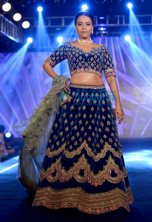 soha ali khan and swara bhaskar walks the ramp at the wedding junction festive show 2