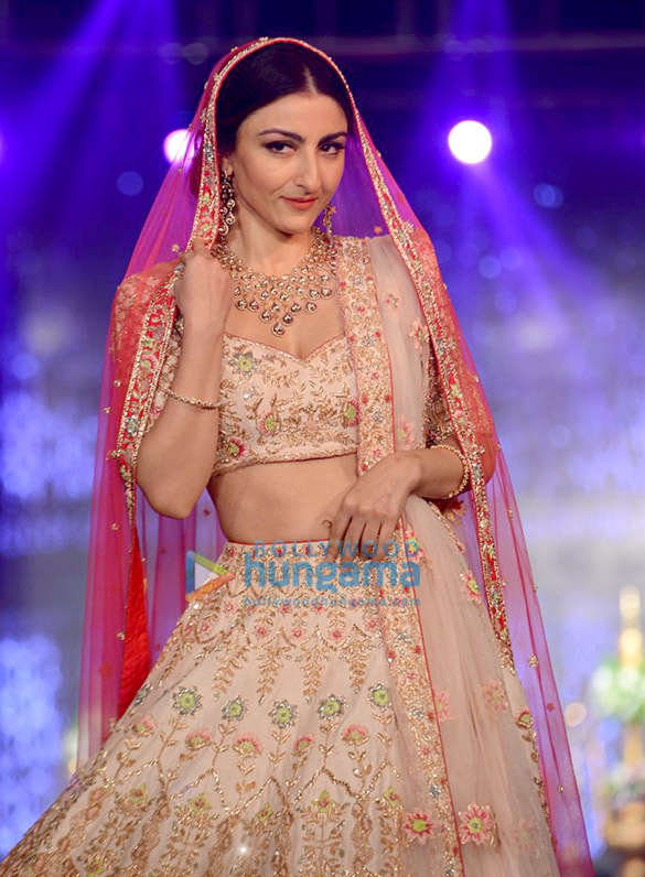 soha ali khan and swara bhaskar walks the ramp at the wedding junction festive show 3