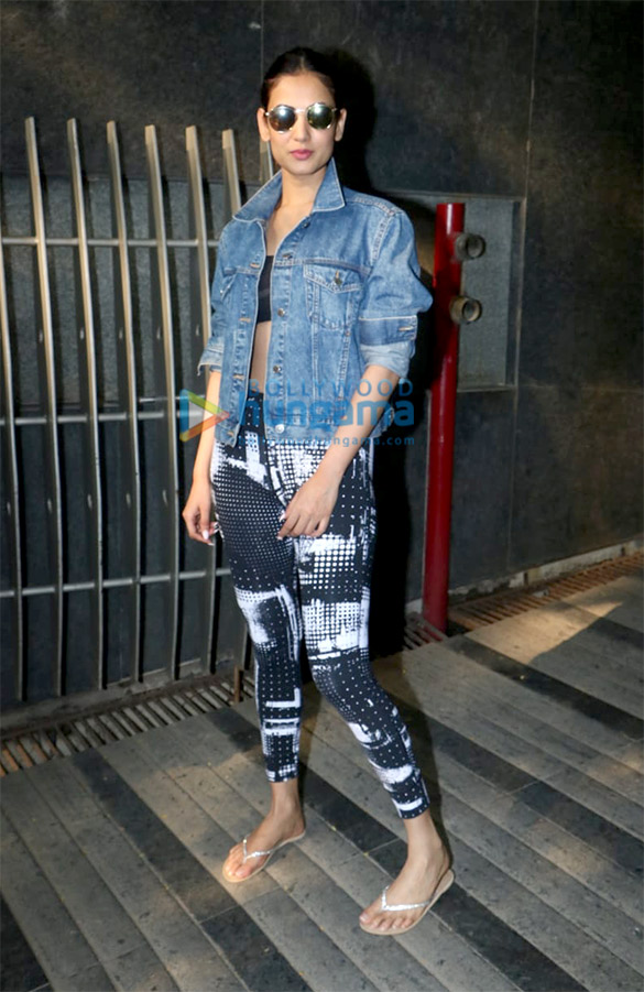 Sonal Chauhan snapped outside the gym in Khar Sonal Chauhan snapped outside the gym in Khar