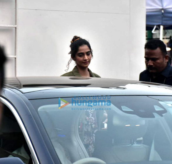 sonam kapoor ahuja spotted after photoshoot in bandra 2