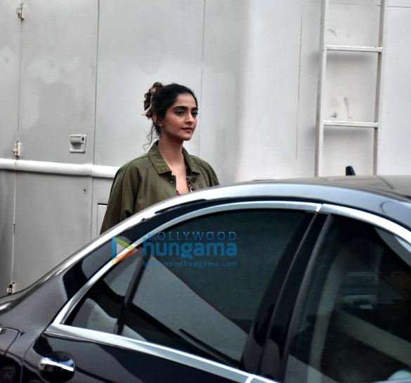 sonam kapoor ahuja spotted after photoshoot in bandra 3