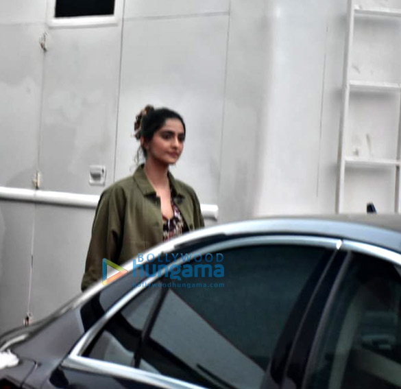 sonam kapoor ahuja spotted after photoshoot in bandra 4