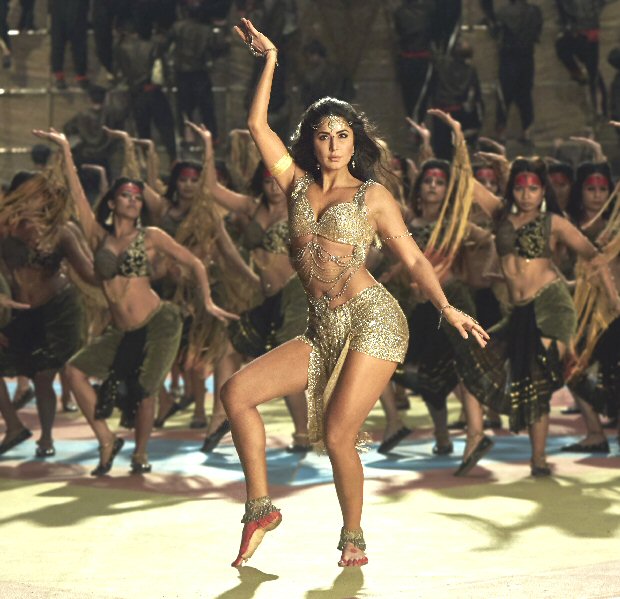 Thugs Of Hindostan Katrina Kaif sizzles in her glamorous avatar in 'Manzoor E Khuda'