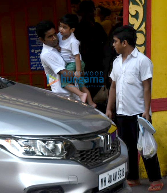 tusshar kapoor snapped at the shani temple in juhu 1