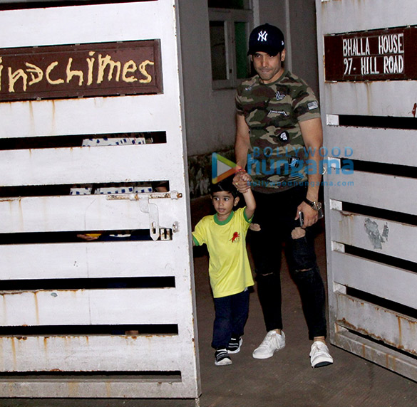 tusshar kapoor snapped with son at school 1