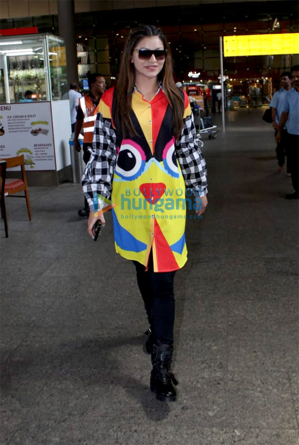 urvashi rautela and javed akhtar snapped at the airport 3