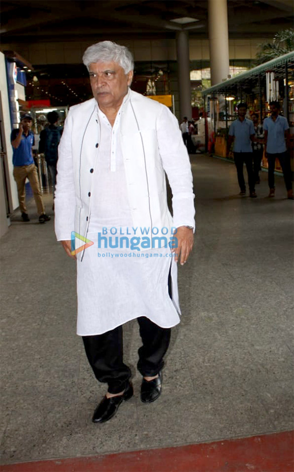 urvashi rautela and javed akhtar snapped at the airport 4