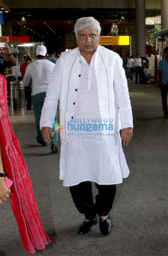 urvashi rautela and javed akhtar snapped at the airport 6