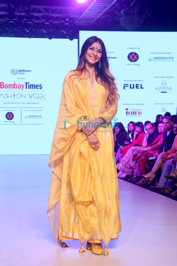 urvashi rautela and others walks the ramp at the bombay times fashion week 2018 01