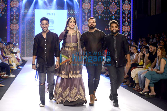 urvashi rautela and others walks the ramp at the bombay times fashion week 2018 07