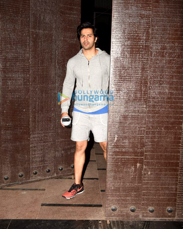 varun dhawan snapped outside a gym in juhu 3 2