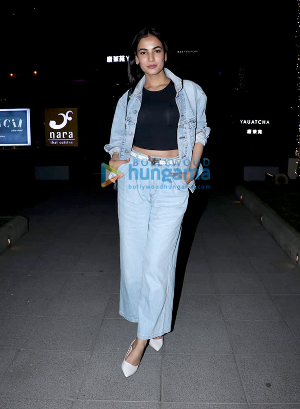 akshay kumar twinkle khanna and bobby deol snapped at yauatcha in bkc 3