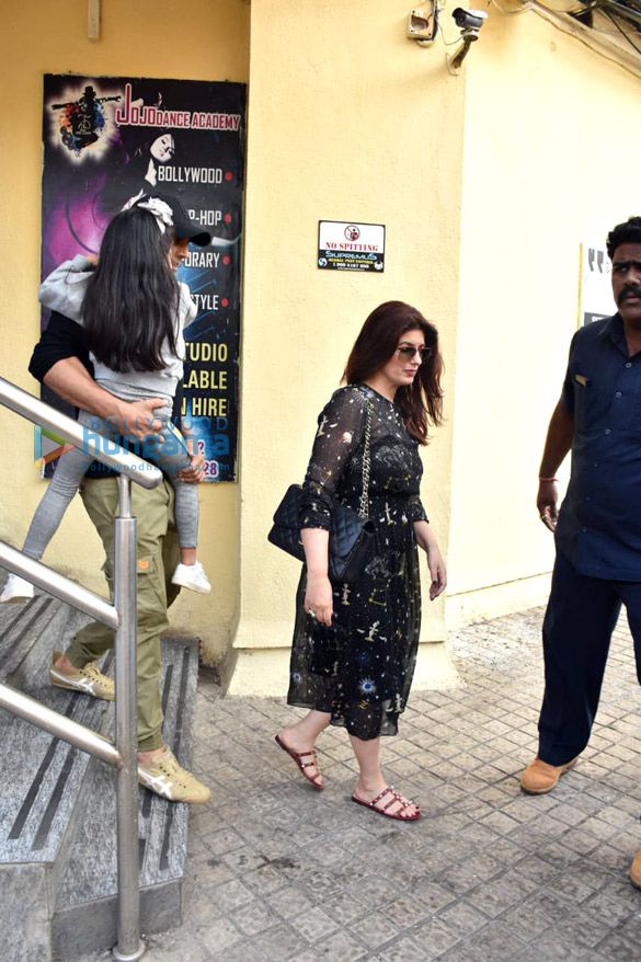 akshay kumar twinkle khanna and nitara snapped at pvr juhu 2