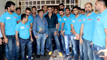Akshay Kumar snapped with his kabbadi team Bengal Warriors post lunch