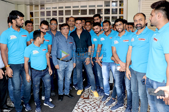akshay kumar snapped with his kabbadi team bengal warriors post lunch 4