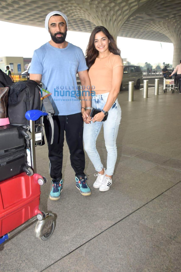 anushka sharma richa chadda and others snapped at the airport 1 2